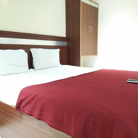Hotel Adarsh Residency ตีรูปาติ ภายนอก รูปภาพ