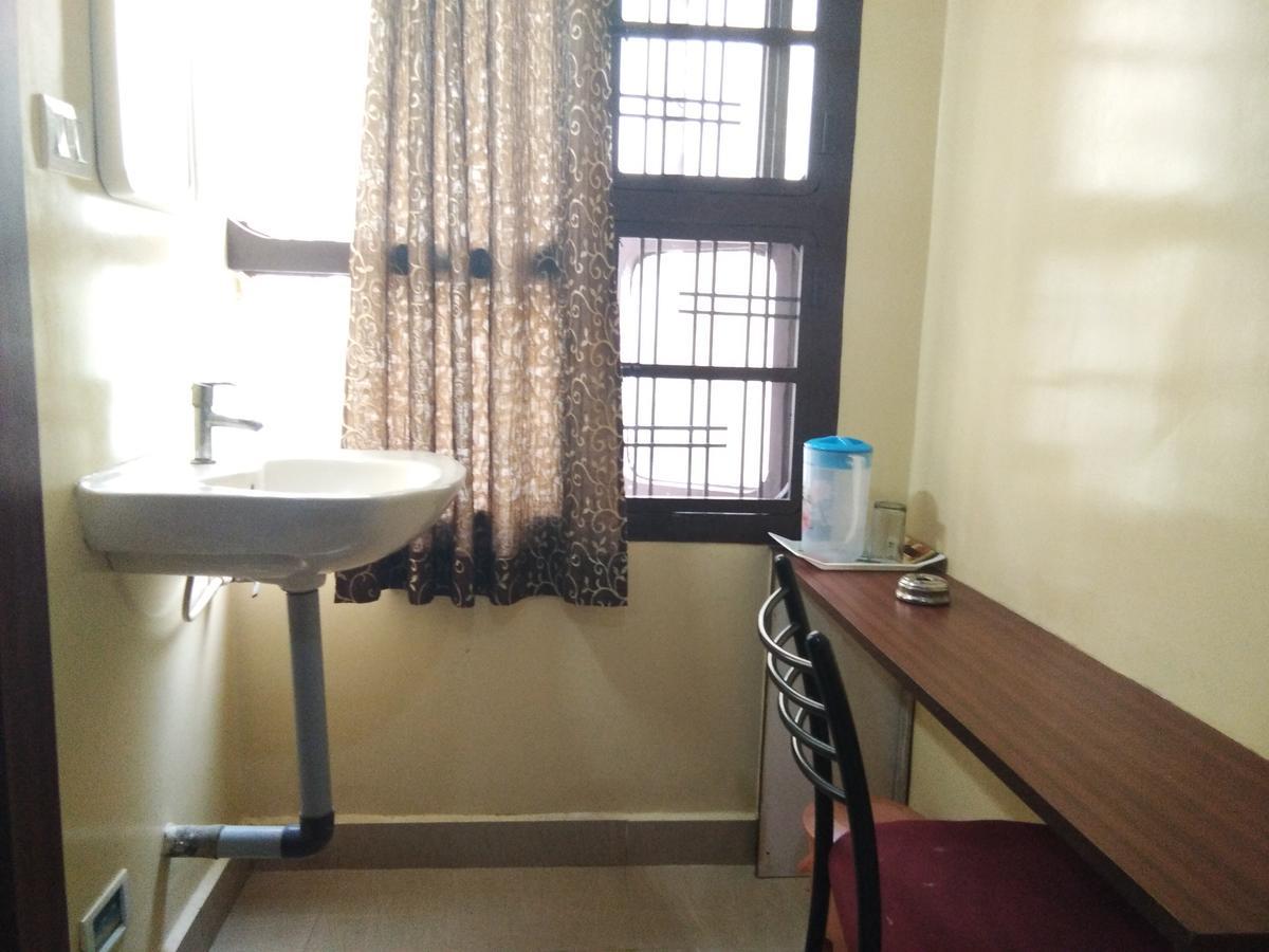Hotel Adarsh Residency ตีรูปาติ ภายนอก รูปภาพ
