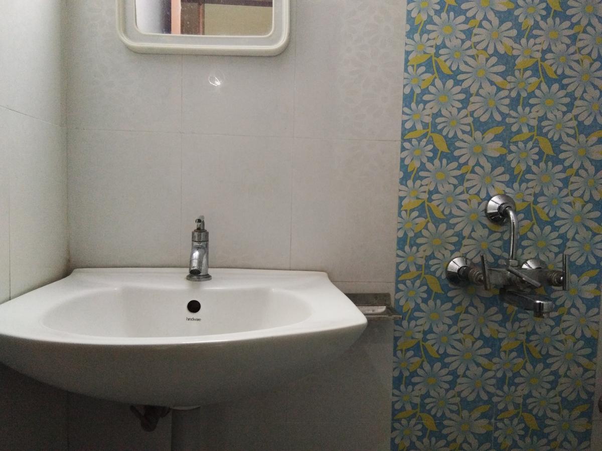 Hotel Adarsh Residency ตีรูปาติ ภายนอก รูปภาพ