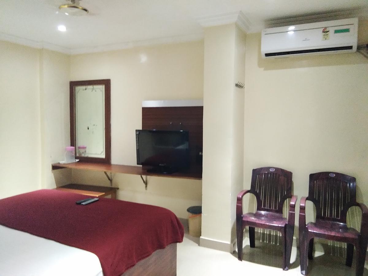 Hotel Adarsh Residency ตีรูปาติ ภายนอก รูปภาพ