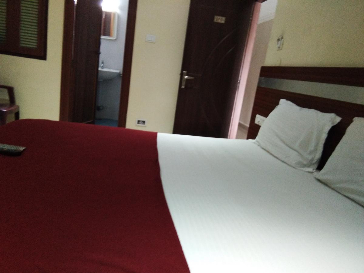 Hotel Adarsh Residency ตีรูปาติ ภายนอก รูปภาพ