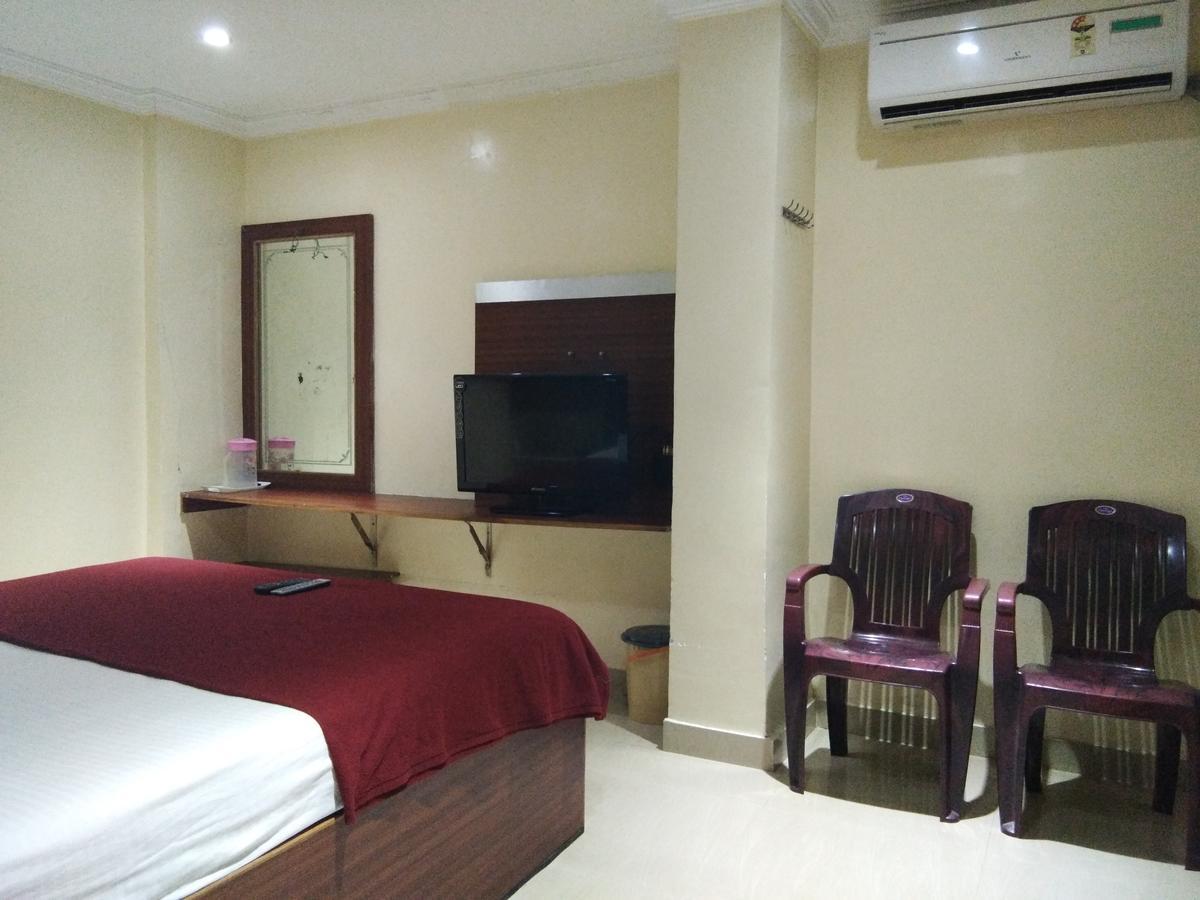 Hotel Adarsh Residency ตีรูปาติ ภายนอก รูปภาพ