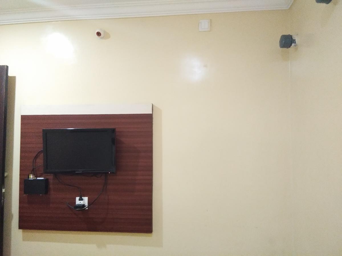 Hotel Adarsh Residency ตีรูปาติ ภายนอก รูปภาพ