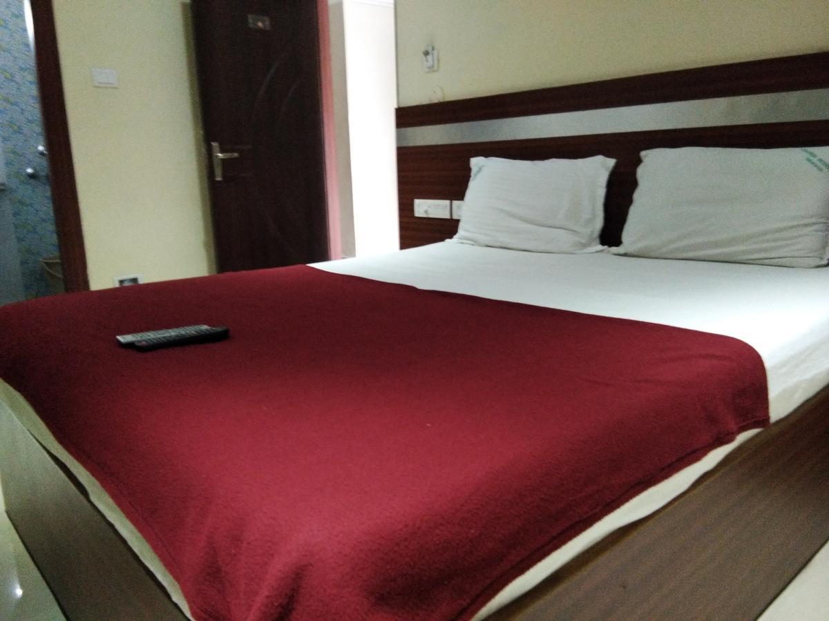 Hotel Adarsh Residency ตีรูปาติ ภายนอก รูปภาพ
